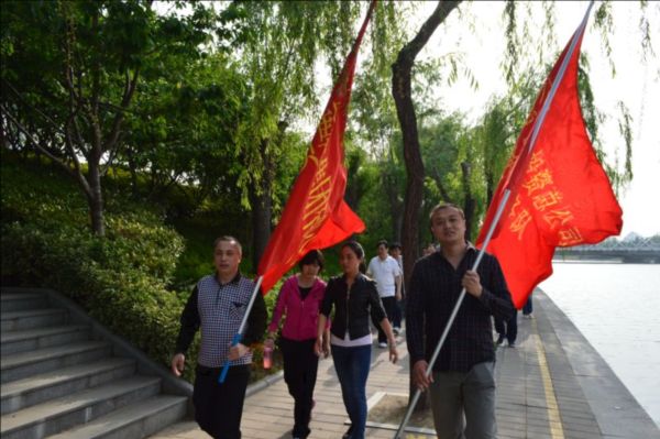 半岛网页版举行庆“五一”健步走比赛活动