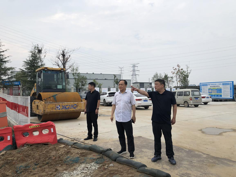 半岛网页版党委委员、副总经理张岩到侯寨新镇区安置区调研项目建设工作